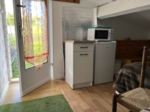 Vue sur le frigo et le micro onde  de la chambre