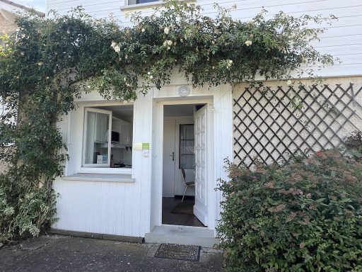 Vue sur la porte d'entrée de la chambre Goélette