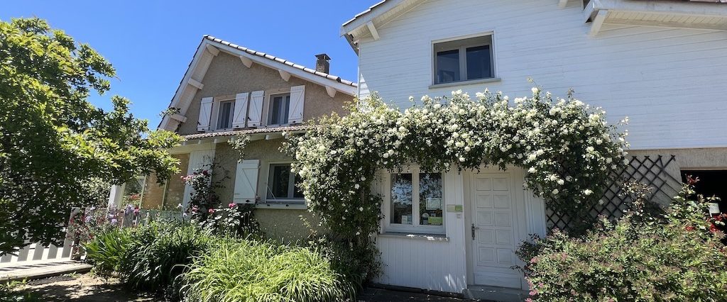 La façade est de la maison d'hôte L'arrivée à la maison d'hôte