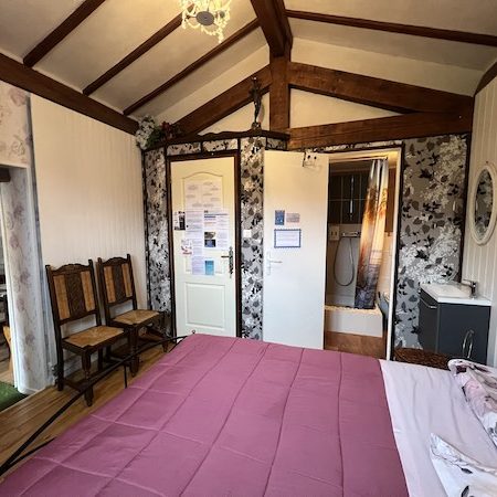 Chambre double cosy, idéale pour un séjour ou une étape tranquille Chambre double Romance avec lumière chaleureuse et cadre cosy, plafond à la française