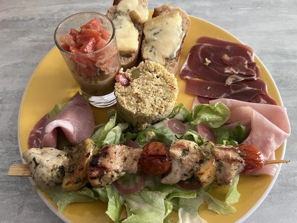 Cuisine de spécialités régionales et locales Repas servis dans un cadre chaleureux, cuisine de spécialités pour un moment convivial