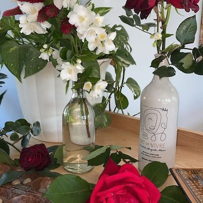 Bouquet symbole d'un accueil généreux et ressourçant Bouquet de fleurs colorées dans l'ambiance naturelle de la maison d'hôtes.