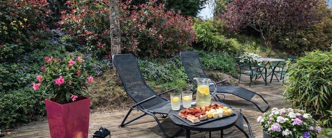 Améthyste - Energie bien-être Améthyste entourée de pervenches et giroflées, symbole de bien-être & calme