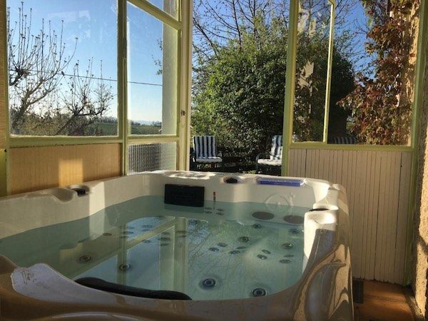 Espace relaxant en pleine nature idéal pour un week-end détente Jacuzzi 2 places ouvert sur la nature dans sa véranda intimiste, un espace bien-être et ressourcement.