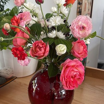 Une adresse idéale pour se reposer dans la Loire Détail de fleurs fraiches roses et blanches évoquant l'accueil chaleureux et reposant en chambres d'hôtes