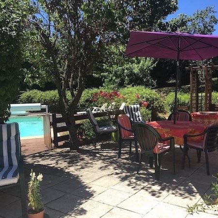 Un lieu accueillant pour votre pause détente à L'Escale du Loup Blanc Vue du jardin de la maison d'hôtes, offrant calme et nature aux portes des Monts du Lyonnais.