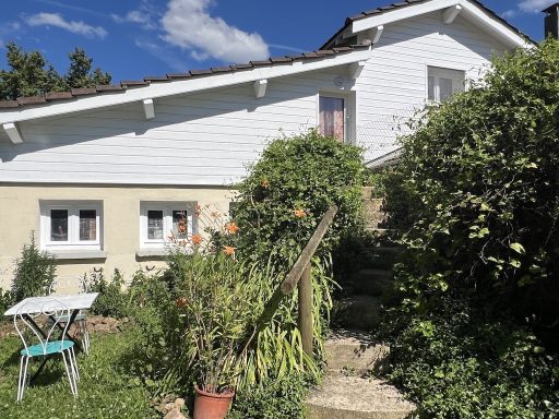 L'escalier et le coin jardin de la chambre bordés de chevrefeuilles