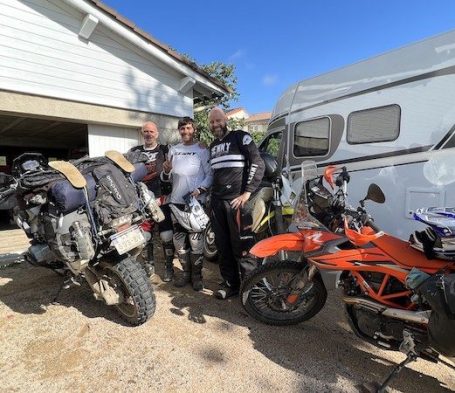 Motos et vélos bien à l'abri dans notre garage sécurisé Accueil motos et vélos à l'abri