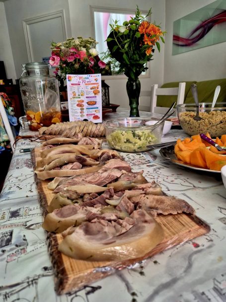 Spécialités de jambonneau et buffet froid Table d'hôte maison pour groupes