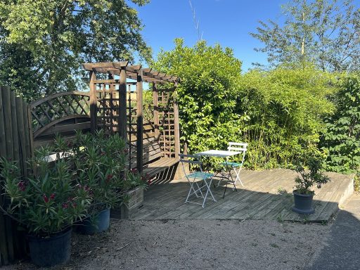 La cuisine ouvre sur une petite terrasse