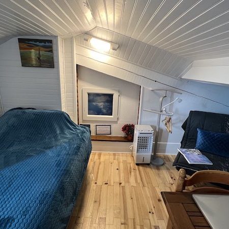 Chambre adaptée pour 1 adulte et 2 enfants séjour tranquille Chambre blanche mansardée 2 lits confortable pour séjour en petite famille