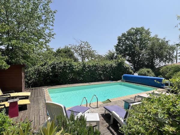 Détente au bord de la piscine au jardin zen Piscine au sel entourée de verdure et baignée de soleil, un espace zen pour détente et relaxation