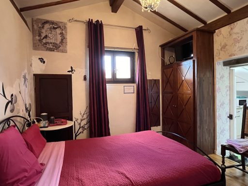 Vue sur le lit double rallongé et l'armoire  de la chambre Romance