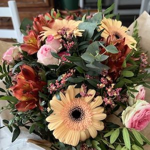 Une parenthèse de calme et de nature Composition florale décorative à l'Escale du Loup Blanc symbolisant un espace paisible.